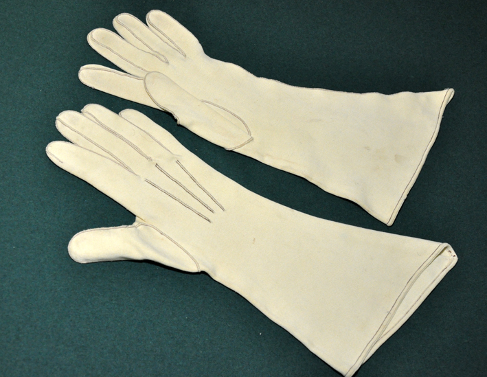 В мешке 24 белых перчаток. Перчатки из ткани. Перчатки в музее. Самые первые перчатки. Перчатки из кожи человека.
